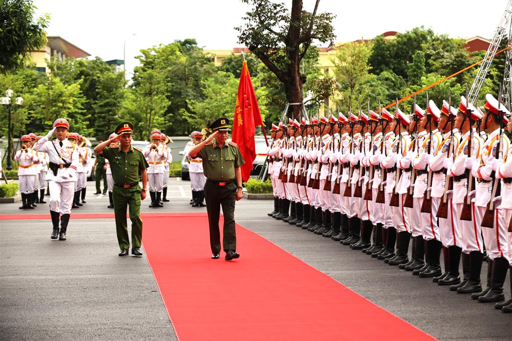 Bộ trưởng Tô lâm duyệt Đội danh dự Bộ tư lệnh CSCĐ.