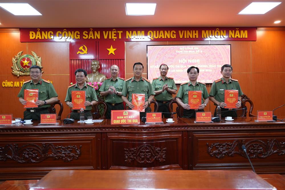 Đại diện lãnh đạo Công an các tỉnh trong Cụm ký kết giao ước thi đua  “Vì an ninh Tổ quốc” năm 2024.