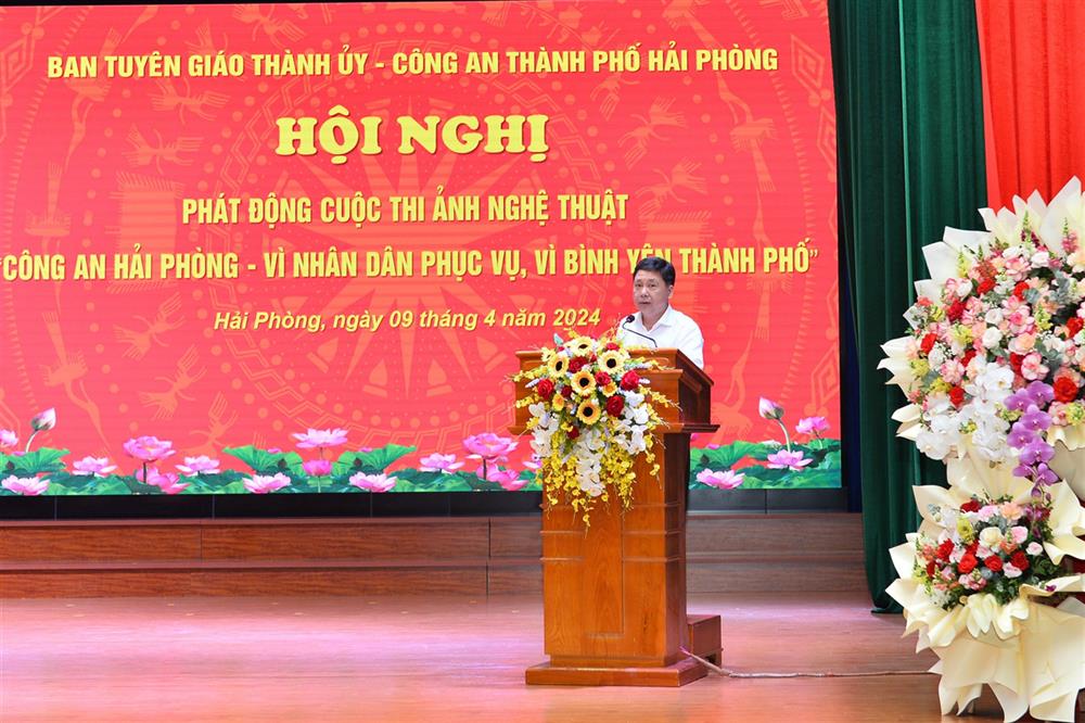 Phó trưởng Ban Tuyên giáo Thành ủy Đào Văn Hoàn trình bày quyết định thành lập Ban chỉ đạo, Ban tổ chức, Tổ thư ký giúp việc và Thể lệ cuộc thi Ảnh nghệ thuật “Công an Hải Phòng – Vì nhân dân phục vụ, vì bình yên thành phố”.