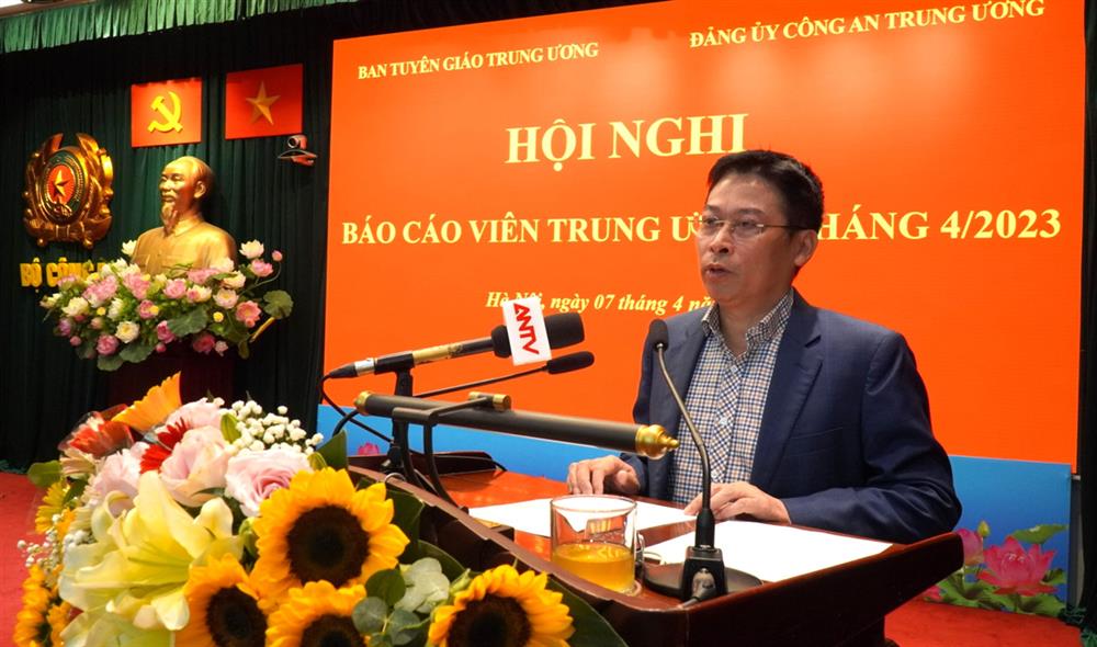 đồng chí Đào Trung Chính, Cục trưởng Cục Quy hoạch và phát triển tài nguyên đất, Bộ Tài nguyên và Môi trường cũng đã thông tin đến Hội nghị chuyên đề về: “Kết quả lấy ý kiến nhân dân về dự thảo Luật Đất đai (sửa đổi) và những điểm mới nổi bật của dự thảo Luật”