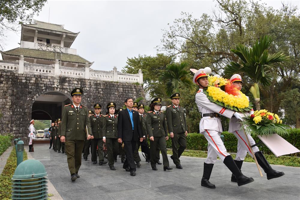 Đoàn công tác của Cục Công tác đảng và công tác chính trị Bộ công an thành kính dâng hương, dâng hoa tưởng niệm các liệt sĩ hy sinh tại chiến trường Điện Biên Phủ.