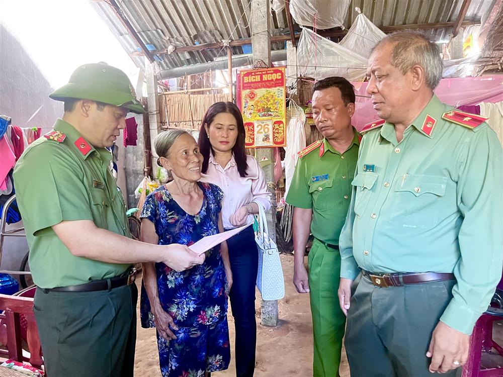 Đoàn khảo sát tại xã Nguyệt Hóa, thị trấn Châu Thành, huyện Châu Thành.