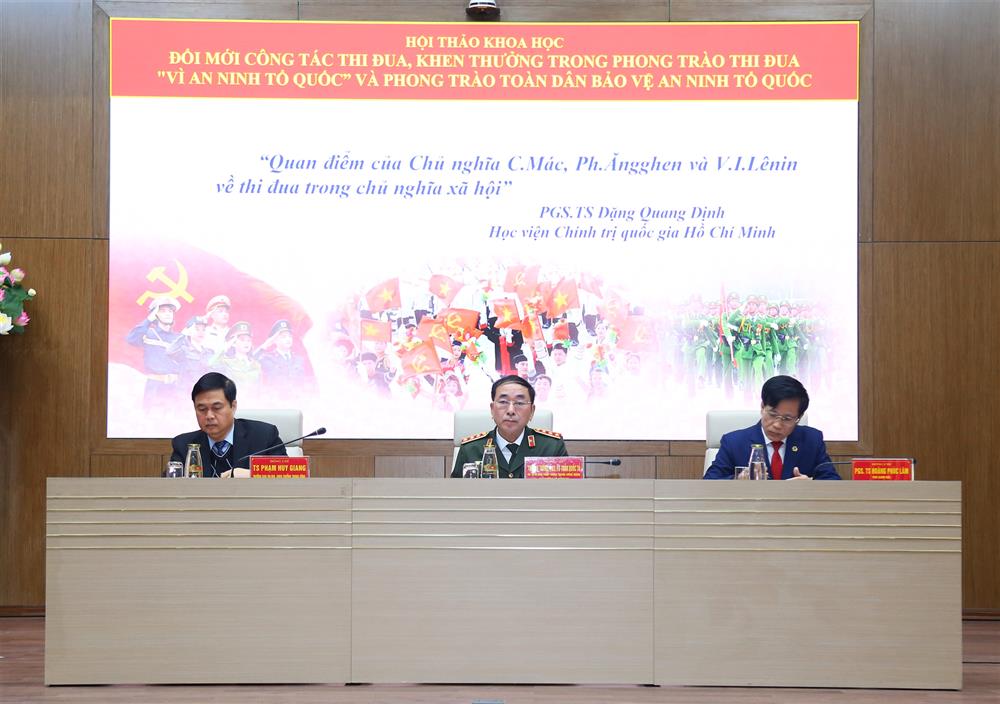 Thứ trưởng Trần Quốc Tỏ; PGS.TS Hoàng Phúc Lâm, Phó Giám đốc Học viện Chính trị quốc gia Hồ Chí Minh; TS Phạm Huy Giang, Trưởng ban Ban Thi đua – Khen thưởng Trung ương đồng chủ trì Hội thảo.