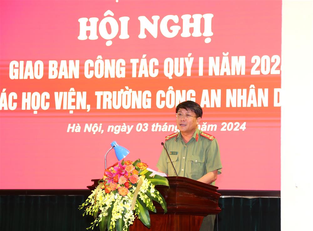 Đại tá Lê Minh Thảo, Phó Cục trưởng Cục Tổ chức cán bộ phát biểu tại Hội nghị. 