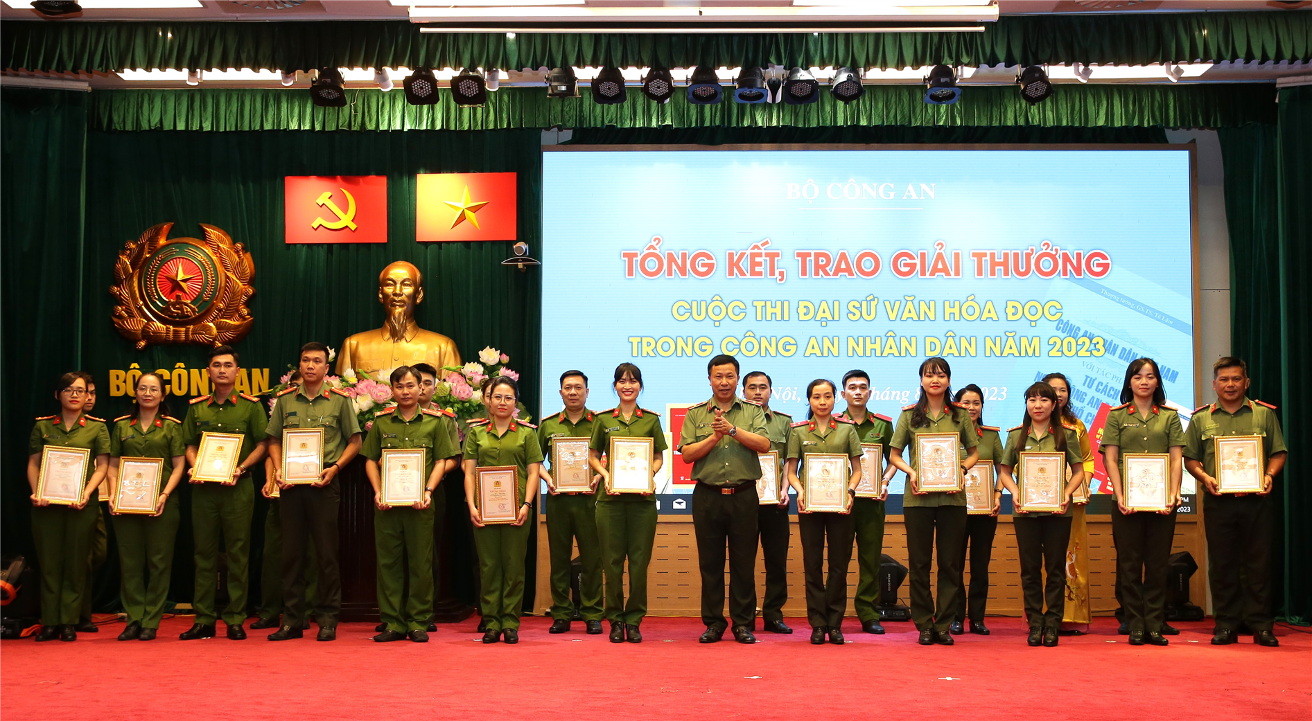 Thiếu tướng Nguyễn Công Bẩy trao giải B tặng các cá nhân đạt giải.