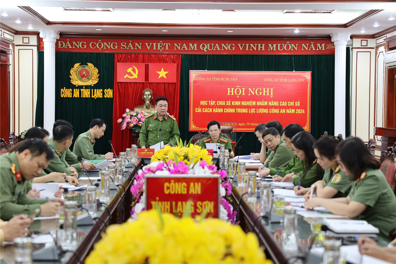 Đồng chí Phó Giám đốc Công an tỉnh Lạng Sơn phát biểu tại buổi làm việc.