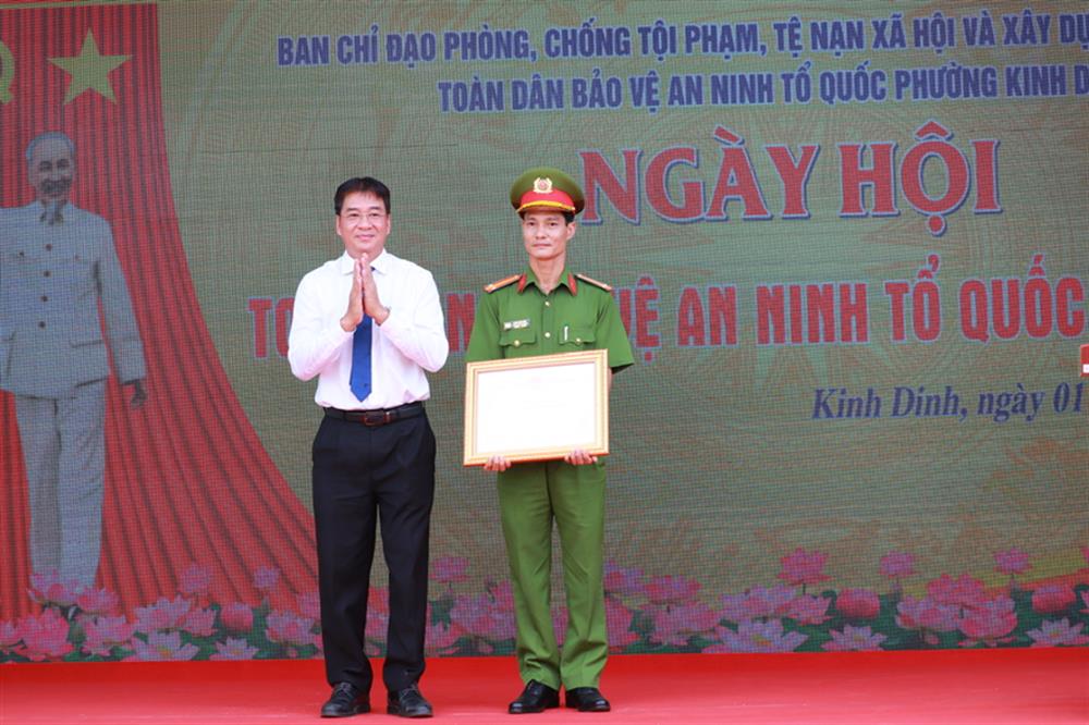 2. Đồng chí Nguyễn Long Biên – Phó Chủ tịch UBND tỉnh trao bằng khen của Chủ tịch UBND tỉnh cho CBCS Công an phường Kinh Dinh, thành phố Phan Rang – Tháp Chàm