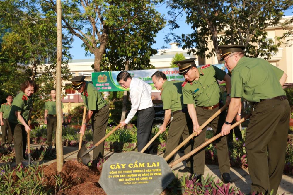 Các đại biểu trồng cây lưu niệm trong khuôn viên Công an tỉnh Bà Rịa-Vũng Tàu.