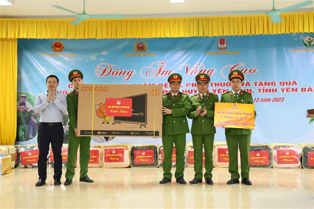 Thiếu tướng Nguyễn Đắc Hoan – Phó Giám đốc Học viện CSND trao Công trình “Camera an ninh” và ti vi cho Công an xã Tân Hương.