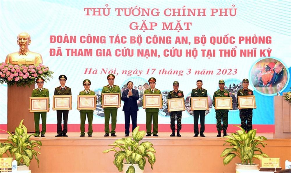 Thủ tướng Chính phủ Phạm Minh Chính trao Bằng khen của Chính phủ tặng các tập thể có thành tích xuất sắc trong việc tham gia hỗ trợ nhân đạo và cứu trợ thảm họa động đất tại Thổ Nhĩ Kỳ.