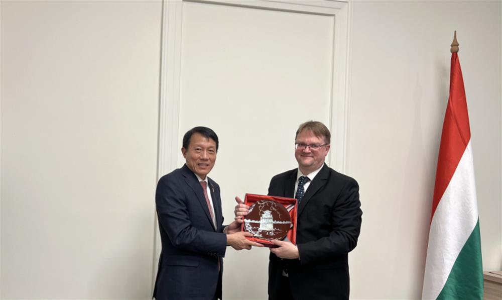 Thứ trưởng Lương Tam Quang và ngài Robert Repassy, Quốc vụ Khanh, Thứ trưởng Bộ Tư pháp Hungary.