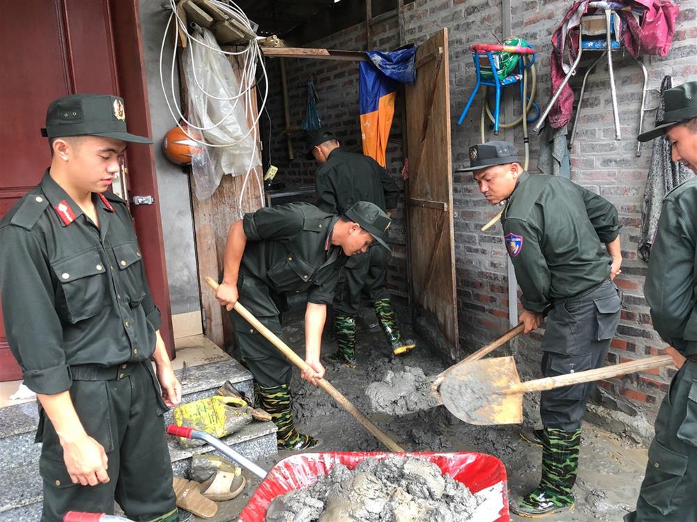 đồng thời dọn dẹp khắc phục hậu quả sau mưa lũ, tìm kiếm tài sản thất lạc.