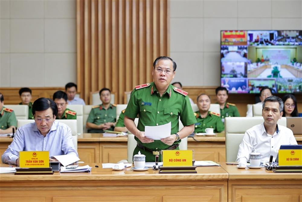 Thứ trưởng Nguyễn Văn Long báo cáo tóm tắt tình hình, kết quả triển khai thực hiện Chỉ thị số 01 và các Công điện của Thủ tướng Chính phủ về tăng cường công tác PCCC tại Hội nghị.