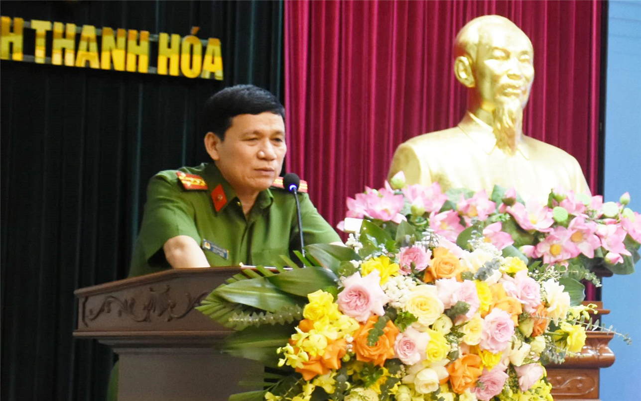 Đại tá Dương Văn Tiến, Phó Giám đốc Công an tỉnh phát biểu tại Hội nghị.     