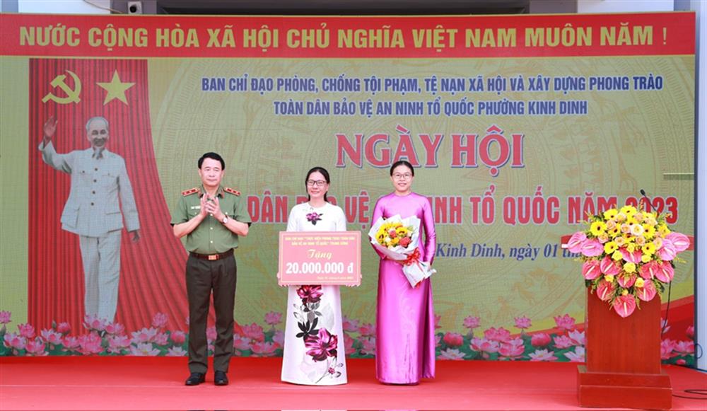 5. Thứ trưởng Lê Quốc Hùng tặng 20 triệu đồng cho chính quyền và Nhân dân phường Kinh Dinh.