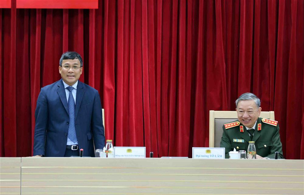 Thứ trưởng Thường trực Bộ Ngoại giao Nguyễn Minh Vũ phát biểu tại buổi gặp mặt.