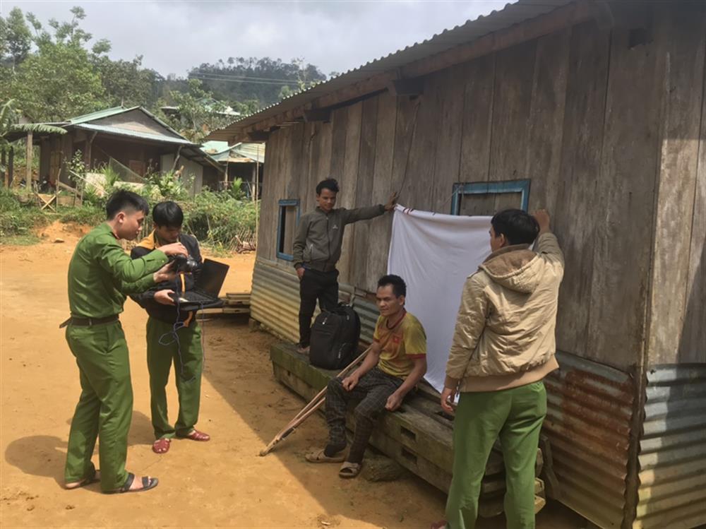 Cán bộ, chiến sĩ Công an Quảng Nam đến từng nhà làm thủ tục cấp Căn cước công dân cho người già.