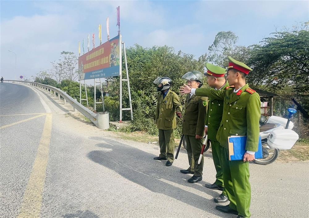 Lực lượng Công an xã Tân Lễ, huyện Hưng Hà tuần tra,  kiểm soát tại cầu Triều Dương.