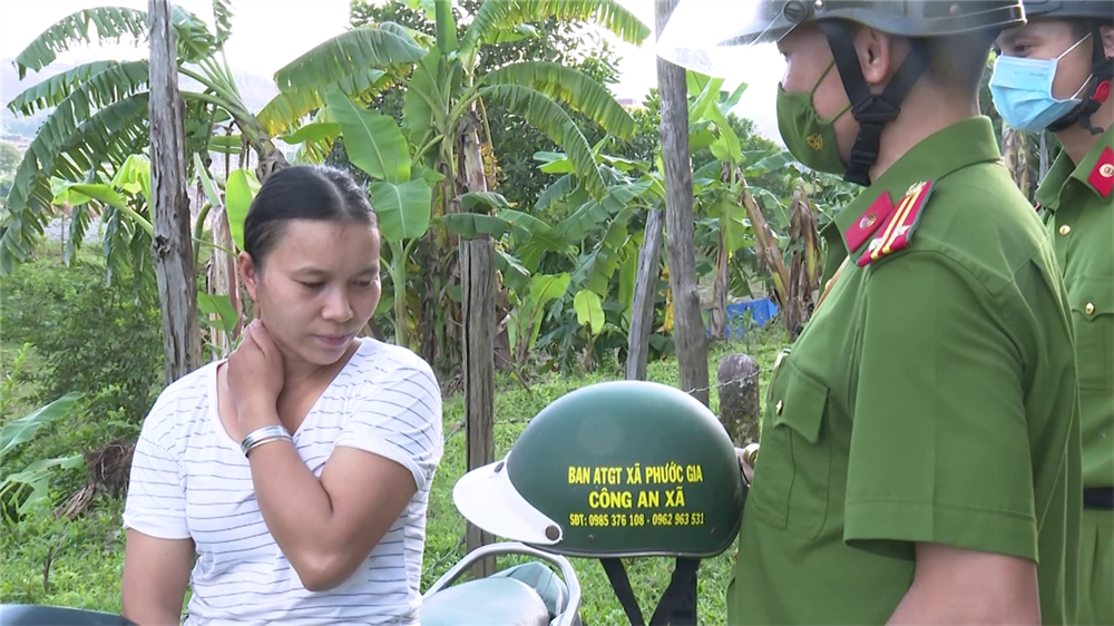 Trung tá Trần Văn Quyền, Trưởng Công an xã Phước Gia tặng mũ bảo hiểm có ghi số điện thoại Công an xã đề người dân tiện liên lạc.