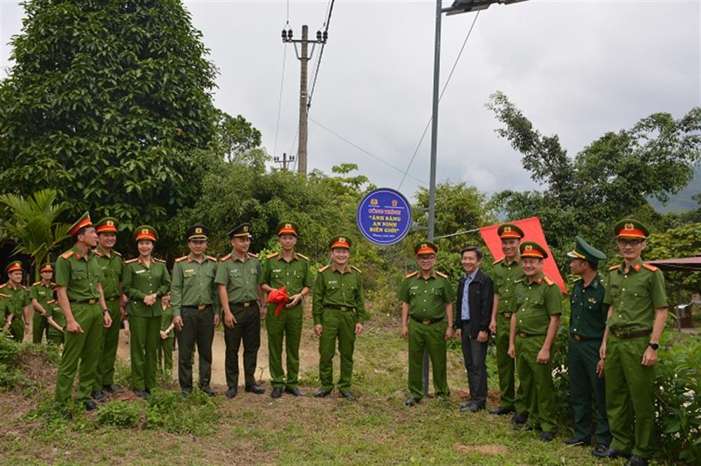 Lắp đặt và hoàn thành Công trình “Ánh sáng an ninh biên giới” với 50 trụ đèn năng lượng góp phần nâng cao đời sống, văn hóa tinh thần cho bà con.