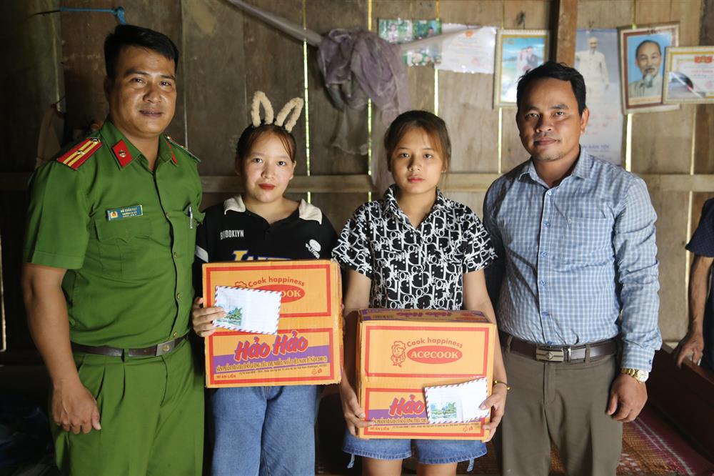 Công an xã Trà Bùi, huyện Trà Bồng và chính quyền địa phương xã Trà Bùi thăm hỏi, tặng quà cho hai thiếu nữ Hồ Thị Lê và Đinh Thị Nghệ được giải cứu.