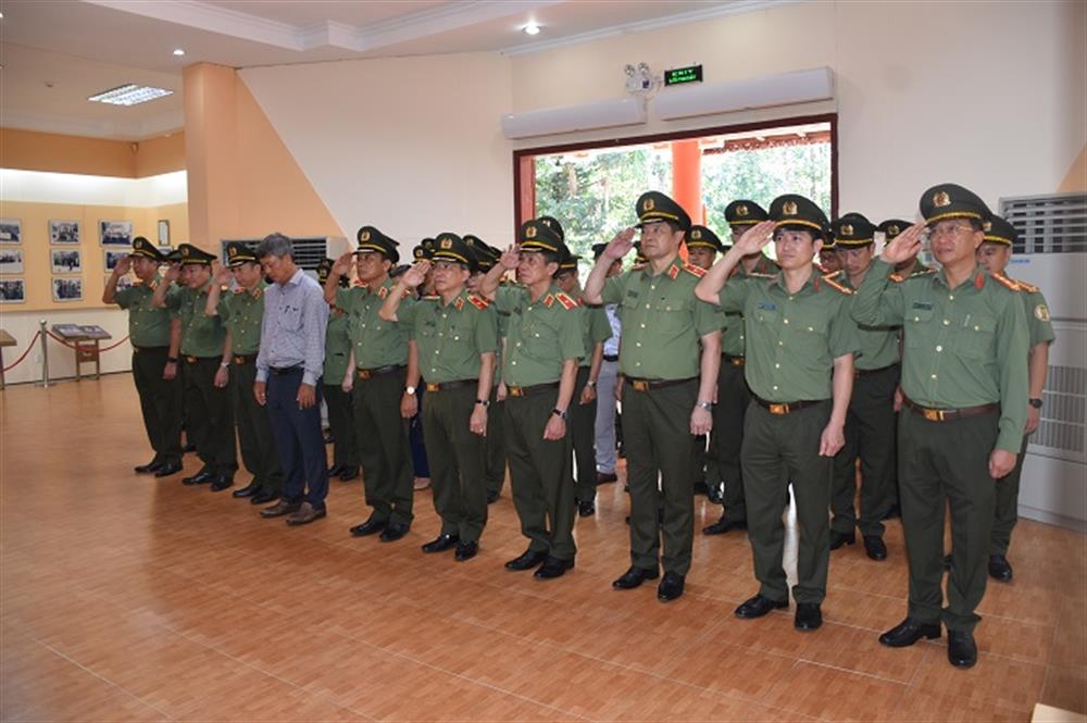 Đoàn công tác dâng hoa, thắp hương tưởng nhớ các Anh hùng liệt sĩ tại nhà tưởng niệm các anh hùng, liệt sĩ An ninh khu V thuộc Khu di tích An ninh khu V, xã Trà Tân, huyện Bắc Trà My.