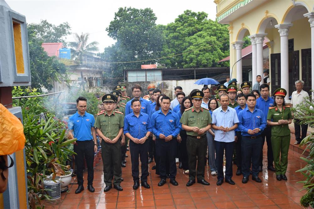 dâng hương tưởng niệm nữ anh hùng liệt sỹ Công an nhân dân Bùi Thị Cúc tại gia đình của bà ở thôn Vân Mạc, xã Vân Du; dâng hương tưởng nhớ thân mẫu Chủ tịch Hồ Chí Minh tại Đền thờ Bà Hoàng Thị Loan, tại huyện Khoái Châu, tỉnh Hưng Yên.