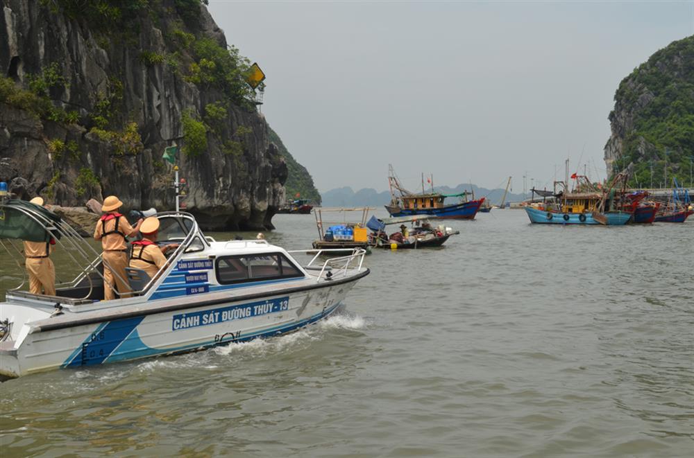 Phòng cảnh sát đường thủy bố trí các tổ công tác kêu gọi tầu thuyền về nơi tránh trú bão.