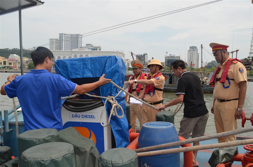 Kiểm tra việc bảo quản trang thiết bị trên tầu.