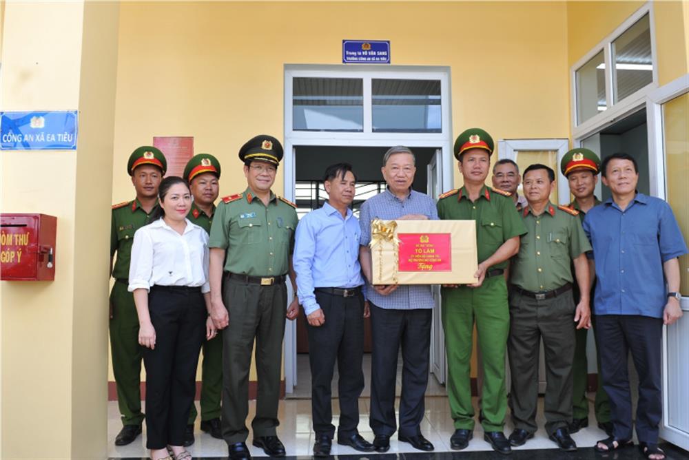 Bộ trưởng Tô Lâm cùng đoàn công tác trao quà, động viên cán bộ, chiến sĩ Công an xã Ea Tiêu.