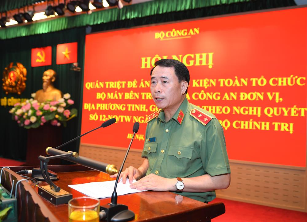 Trung tướng Lê Quốc Hùng, Uỷ viên Trung ương Đảng, Thứ trưởng Bộ Công an đã quán triệt Đề án tiếp tục kiện toàn tổ chức bộ máy bên trong của Công an đơn vị tinh, gọn, mạnh theo Nghị quyết số 12.