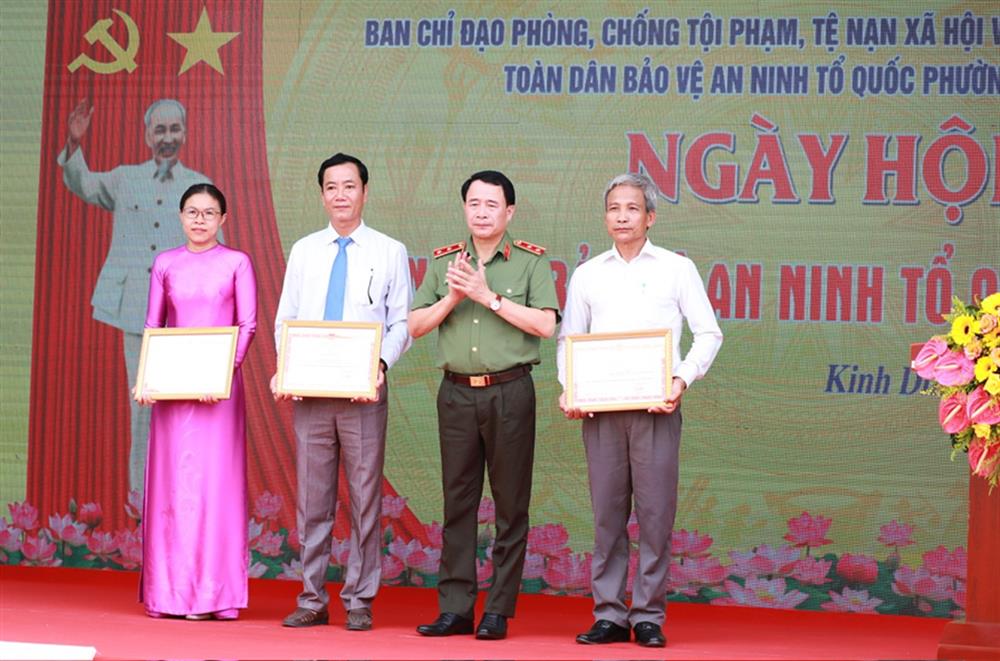 Thứ trưởng Lê Quốc Hùng trao tặng bằng khen của Bộ trưởng Bộ Công an cho 01 tập thể, 02 cá nhân có thành tích xuất sắc.