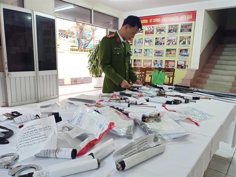 Hàng trăm hung khí, vũ khí nguy hiểm được 911 thu giữ trong quá trình tuần tra, đảm bảo ANTT.