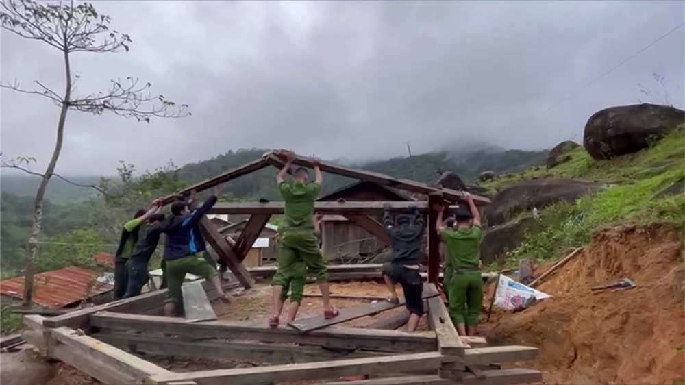 Công an xã dựng nhà giúp dân.