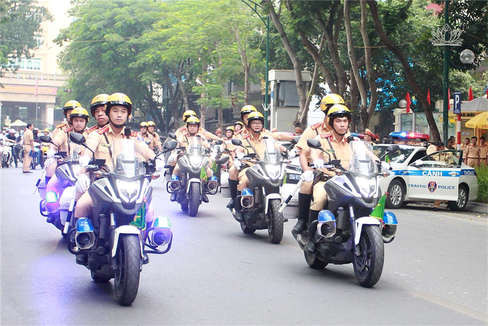 Lực lượng Cảnh sát giao thông bảo đảm trật tự, an toàn giao thông dịp nghỉ Lễ Quốc khánh 2/9 và Tháng cao điểm an toàn giao thông cho học sinh đến trường.