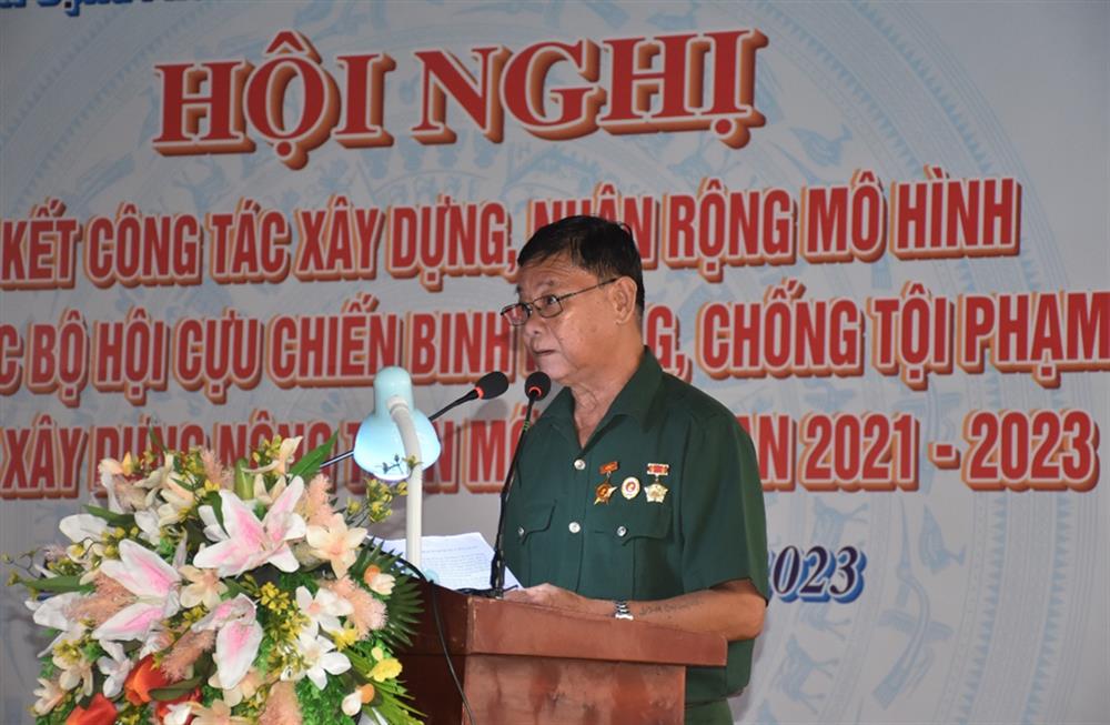 Ông Trần Hợi, Chủ nhiệm mô hình “Câu lạc bộ Hội Cựu chiến binh phòng, chống tội phạm” xã Phong Thạnh, thị xã Giá Rai báo cáo kết quả sau 07 năm thành lập và đi vào hoạt động.