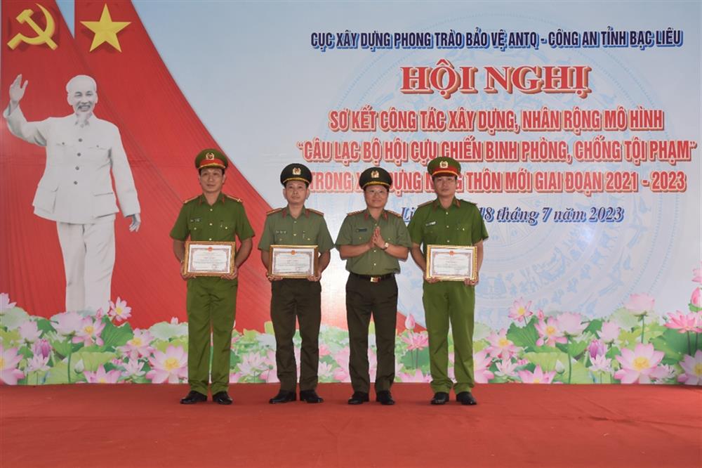 Đại tá Nguyễn Thanh Bình, Phó Cục trưởng Cục Xây dựng phòng trào bảo vệ an ninh Tổ quốc tặng Giấy khen cho các tập thể, cá nhân có thành tích xuất sắc.