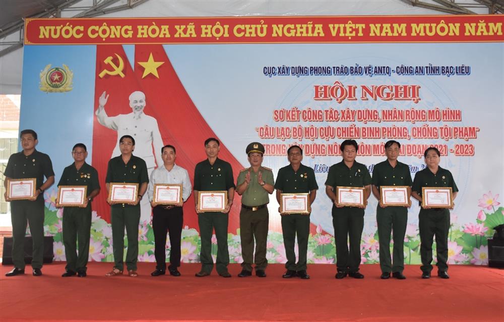 Đại tá Lê Thanh Hùng, Phó Giám đốc Công an tỉnh tặng Giấy khen cho các tập thể, cá nhân có thành tích xuất sắc.