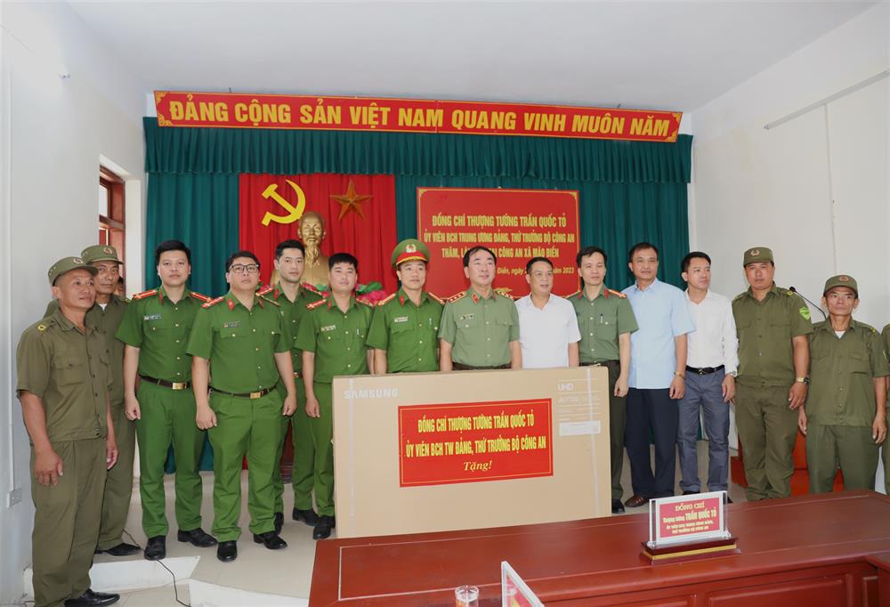 Thứ trưởng Trần Quốc Tỏ trao quà tặng Công an xã Mão Điền.