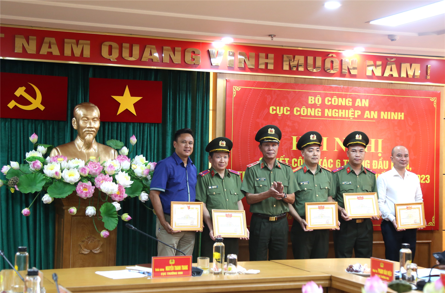 Thiếu tướng Nguyễn Thanh Trang trao Giấy khen tặng các tập thể, cá nhân có thành tích xuất sắc.