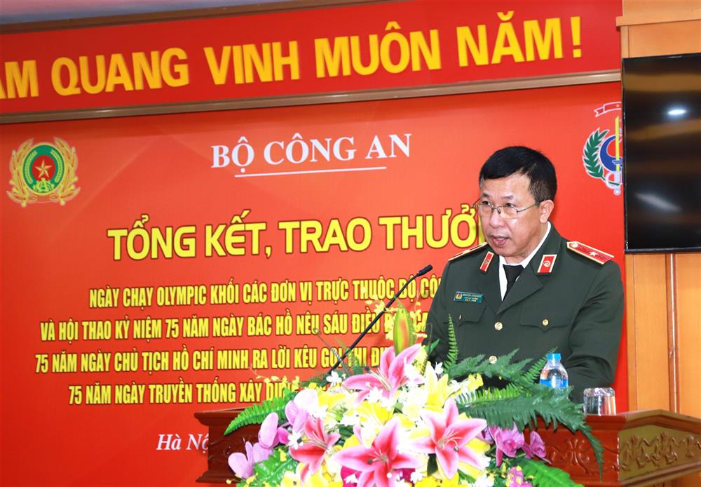 Thiếu tướng Nguyễn Công Bẩy phát biểu tại Lễ tổng kết.