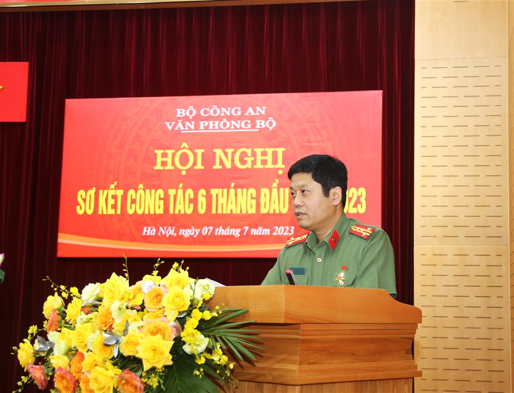 Đại tá Nguyễn Hồng Nguyên, Phó Chánh Văn phòng Bộ Công an điều hành phần tham luận tại Hội nghị.