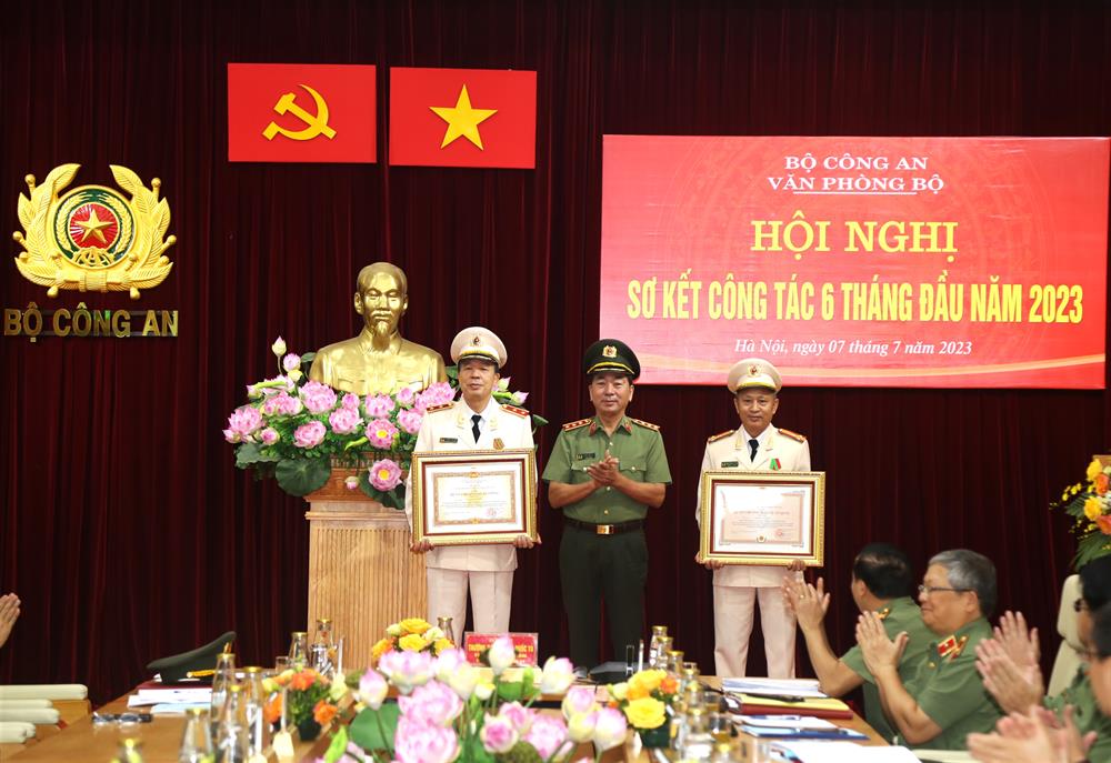 Thừa ủy quyền, Thứ trưởng Trần Quốc Tỏ trao Huân chương Quân công hạng Ba tặng Trung tướng Nguyễn Danh Cộng; trao Huân chương Bảo vệ Tổ quốc hạng Ba tặng Thượng tá Nguyễn Văn Thảo, nguyên Phó Chủ nhiệm Ủy ban Kiểm tra Đảng ủy Văn phòng Bộ.
