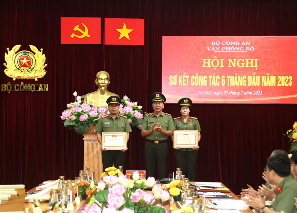 Thứ trưởng Trần Quốc Tỏ trao Danh hiệu Chiến sĩ Thi đua toàn lực lượng CAND tặng các cá nhân có thành tích xuất sắc.