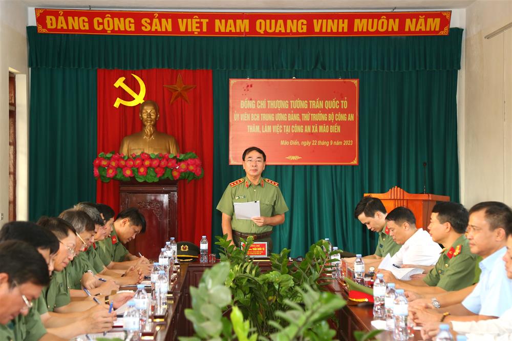 Thứ trưởng Trần Quốc Tỏ phát biểu tại buổi làm việc.