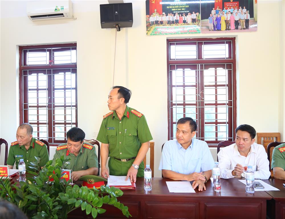 Trung tá Nguyễn Khắc Chung, Trưởng Công an xã Mão Điền báo cáo tại buổi làm việc.