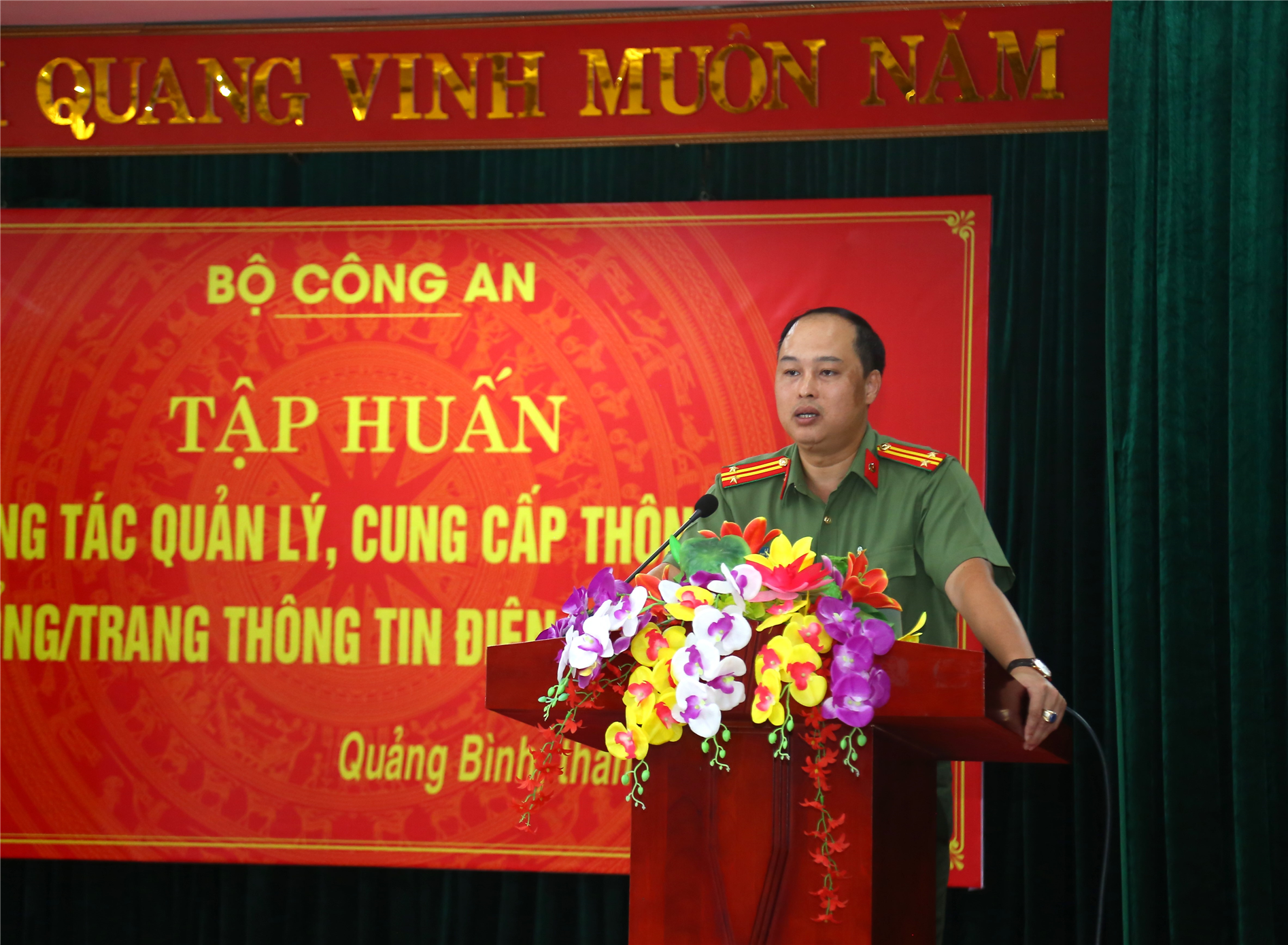 Trung tá Lê Hồng Dũng, Phó Giám đốc Cổng Thông tin điện tử Bộ Công an giới thiệu các quy định liên quan đến công tác phát ngôn và cung cấp thông tin.