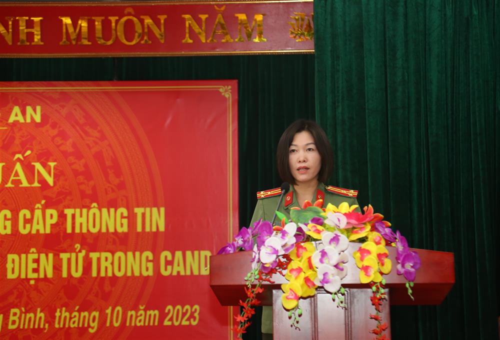 Thượng tá Nguyễn Thị Minh Ngọc, Giám đốc Cổng Thông tin điện tử Bộ Công an điều hành phần tham luận, trao đổi kinh nghiệm thực tiễn.