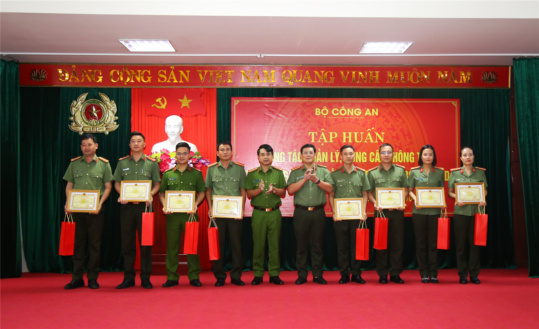 Đại tá Mai Xuân Thảo, Phó Chánh Văn phòng Bộ Công an và Đại tá Hoàng Khắc Lương, Phó Giám đốc Công an tỉnh Quảng Bình trao Giấy khen tặng các cộng tác viên đã có thành tích xuất sắc trong công tác cung cấp thông tin, bảo đảm hoạt động của Cổng Thông tin điện tử Bộ Công an.