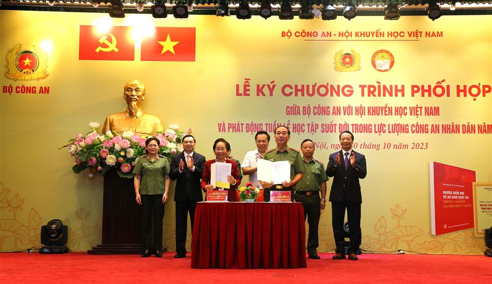 Thứ trưởng Trần Quốc Tỏ và Chủ tịch Hội Khuyến học Việt Nam Nguyễn Thị Doan đã ký kết Chương trình phối hợp giữa Bộ Công an và Hội Khuyến học Việt Nam.